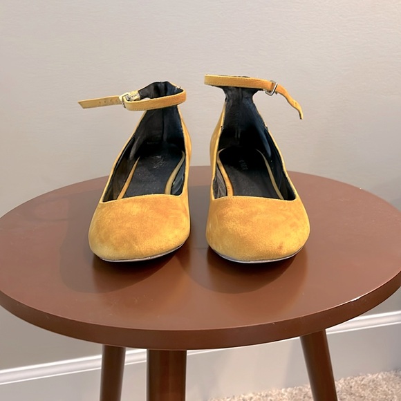 Yellow kitten heels ☀️ 🐱 👠 - Picture 1 of 3